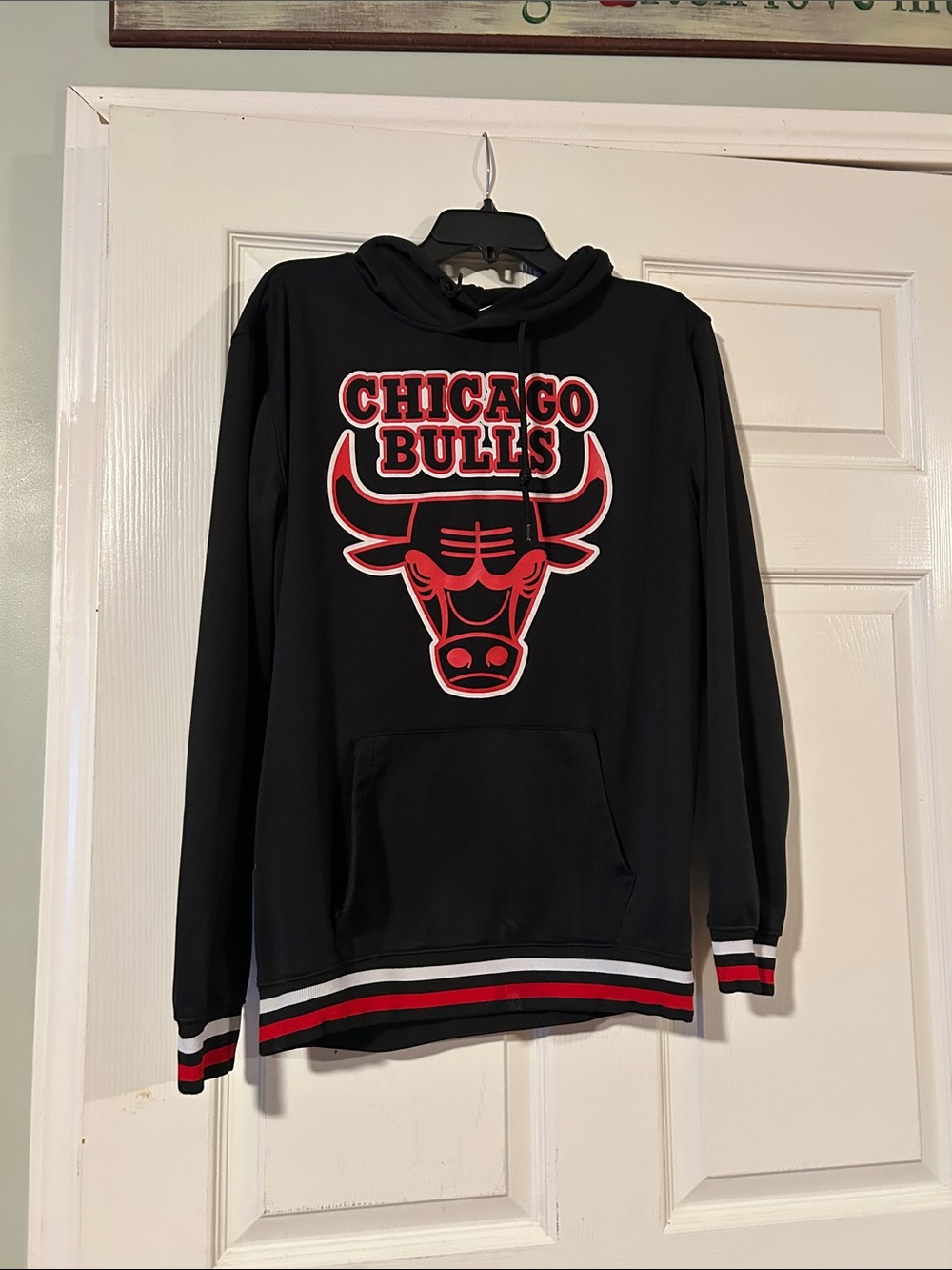 Chicago Bulls Men's Black Pullover Hoodie with Team Logo